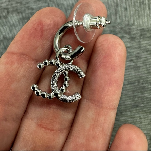 CHANEL CC LOGO EARRINGS PEARL AND CRYSTAL - Picture 2 of 10